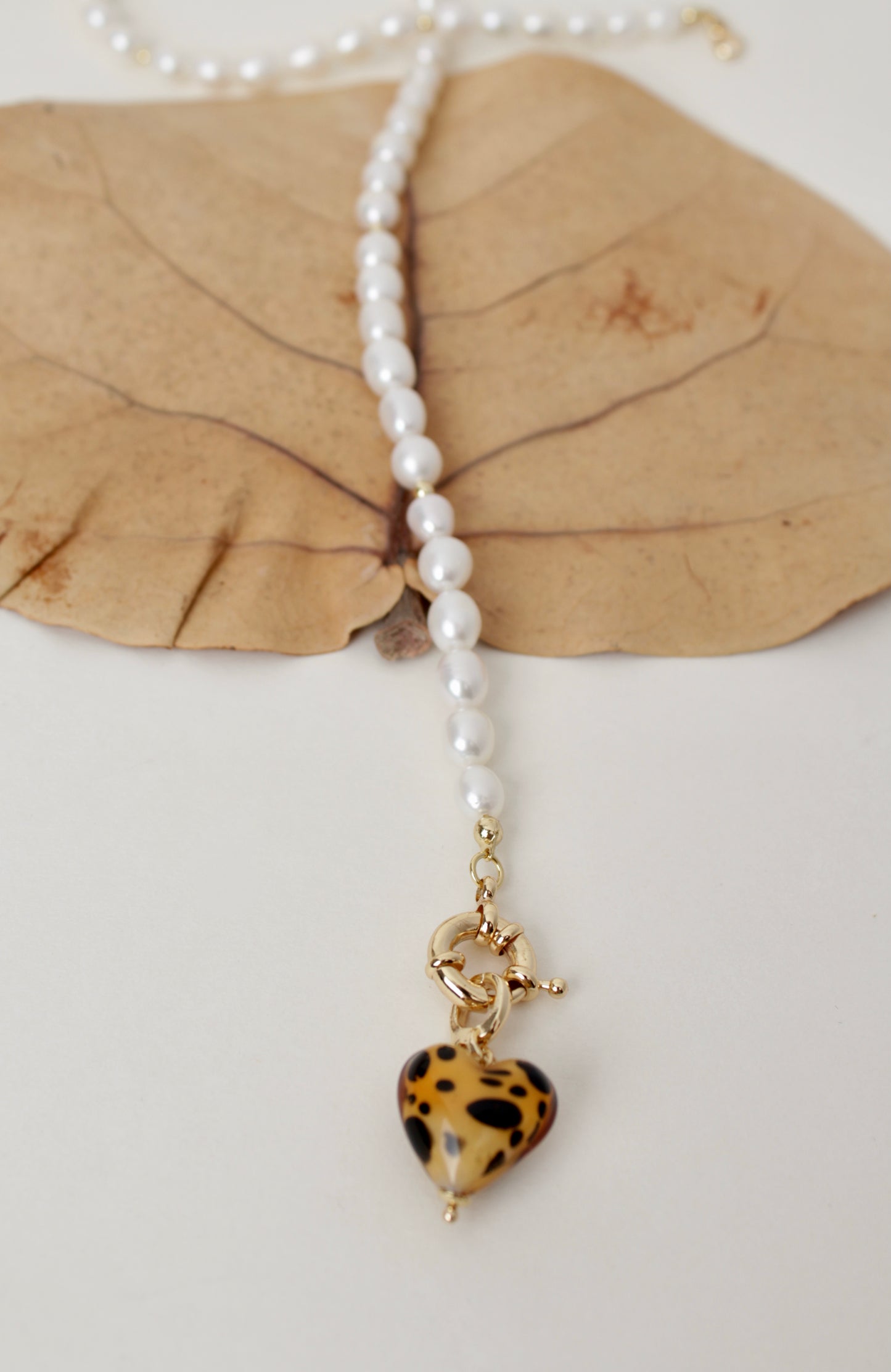 Amore - Pearl necklace with removable heart charm