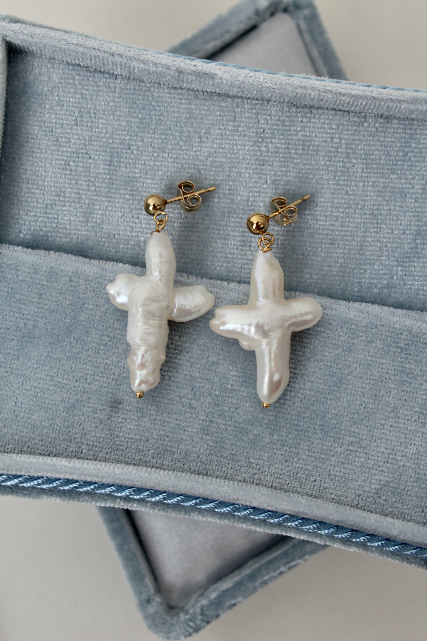 Maria - Cross pearls earrings