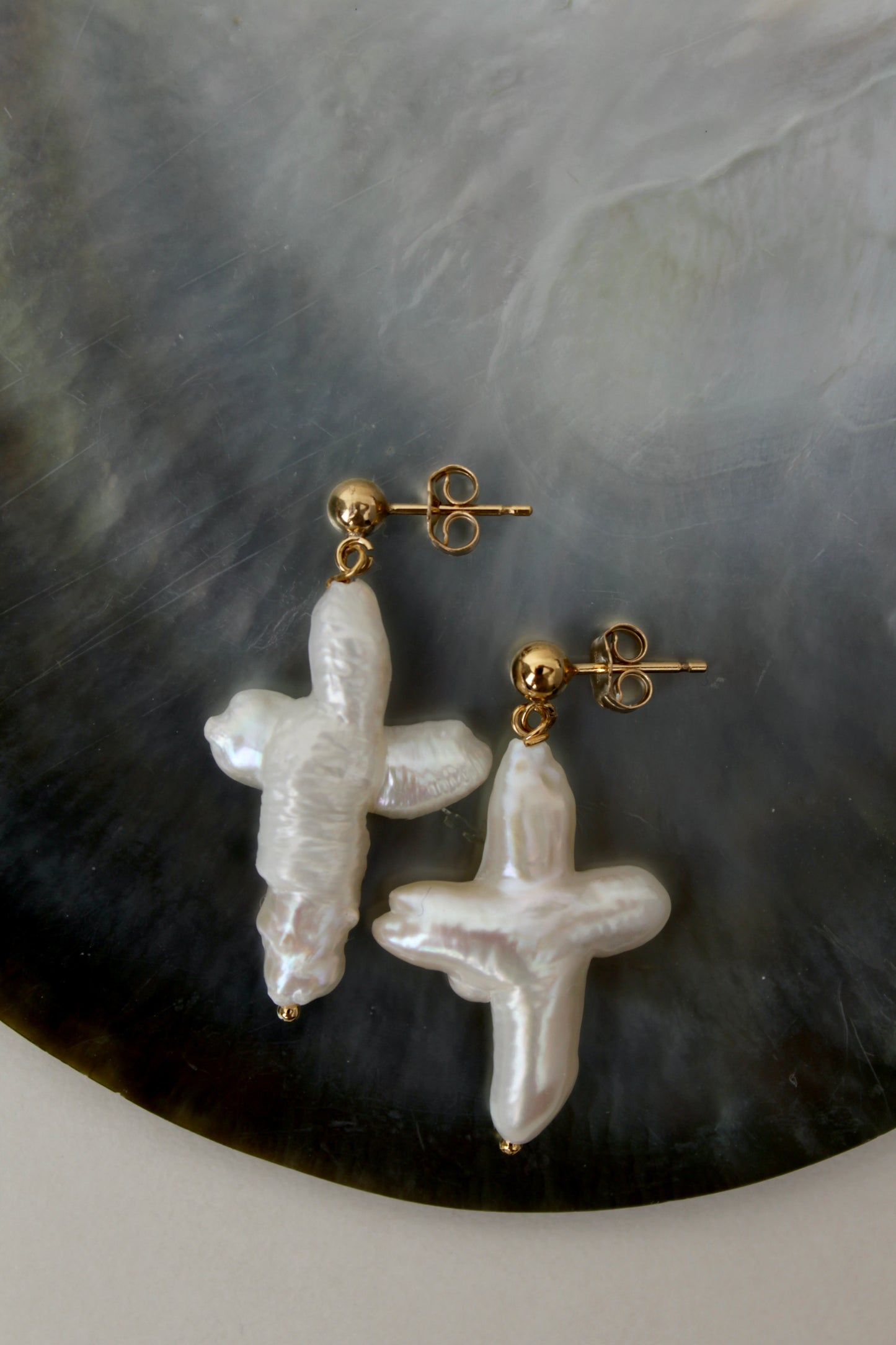 Maria - Cross pearls earrings